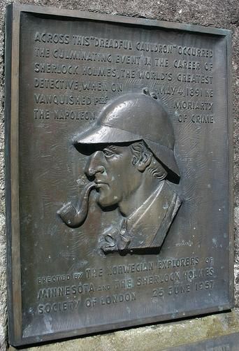 Gedenktafel von 1957 mit Holmes-Relief